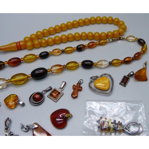 1009 - A collection of amber jewellery