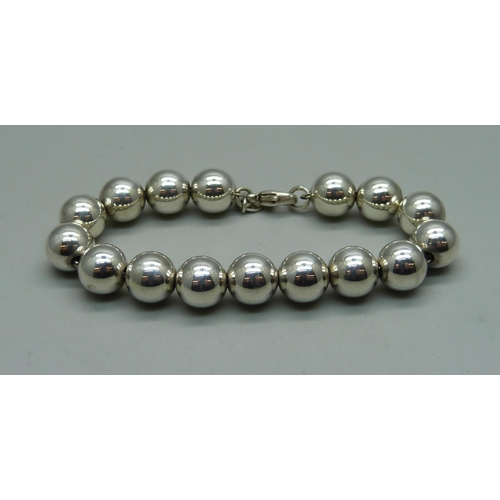 1020 - A Tiffany & Co. sterling silver ball bracelet, 17g, 17.5cm, abrasion to one bead