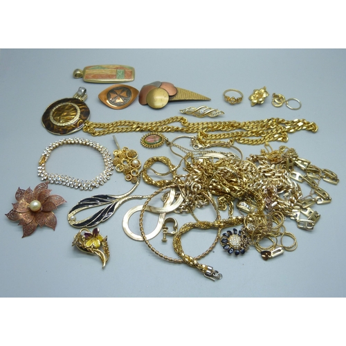 1025 - Gold plated and gold tone jewellery