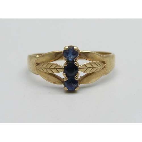 1029 - A yellow metal ring set with three blue stones, 1.9g, O