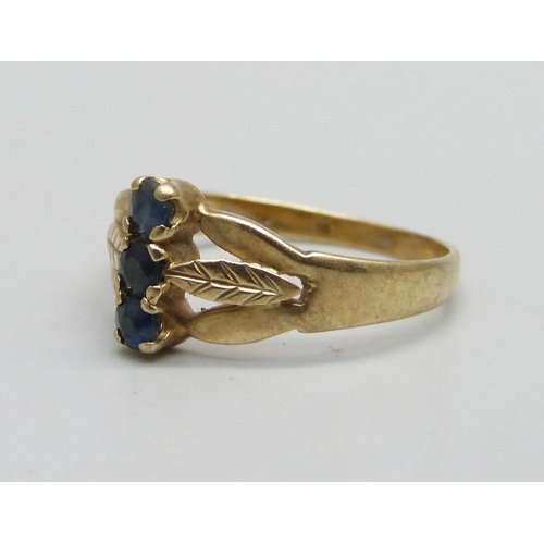 1029 - A yellow metal ring set with three blue stones, 1.9g, O