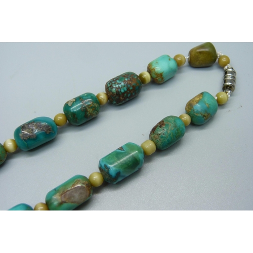 1045 - A turquoise bead necklet, (magnetic fastener)