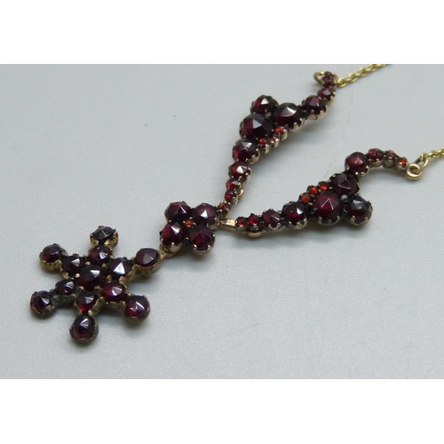 1046 - A Bohemia garnet necklet, 47cm