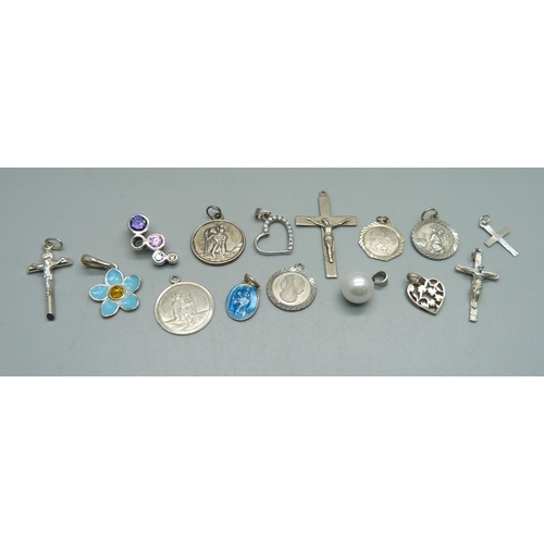 1047 - Silver cross pendants, St. Christopher charms/pendants and other pendants