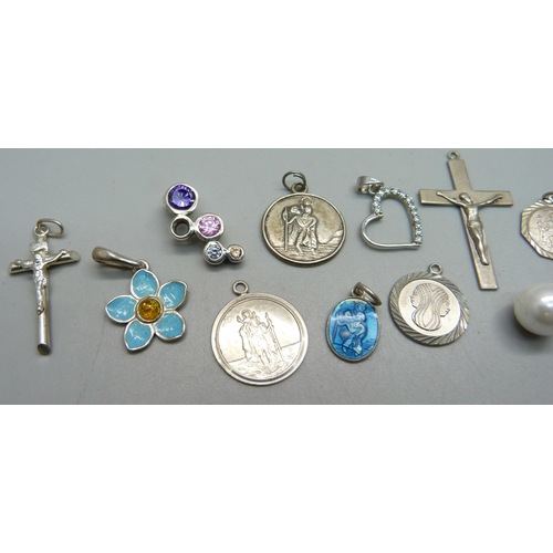 1047 - Silver cross pendants, St. Christopher charms/pendants and other pendants