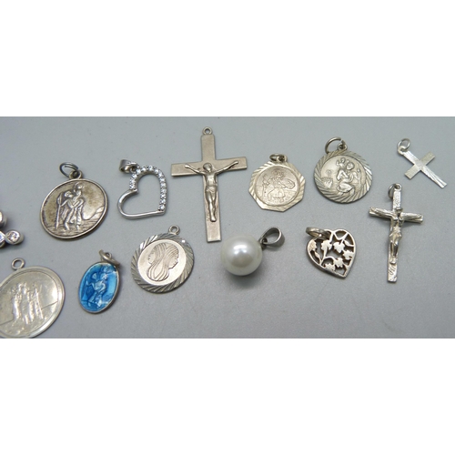 1047 - Silver cross pendants, St. Christopher charms/pendants and other pendants