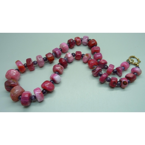 1050 - A large heavy agate bead necklet, 303g