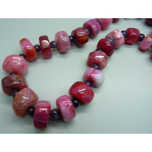 1050 - A large heavy agate bead necklet, 303g