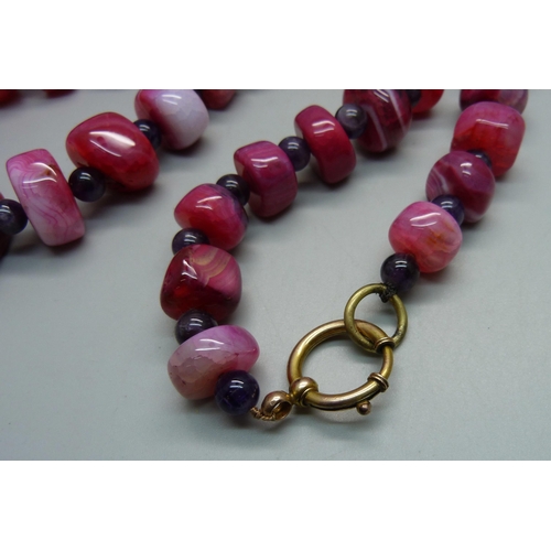 1050 - A large heavy agate bead necklet, 303g