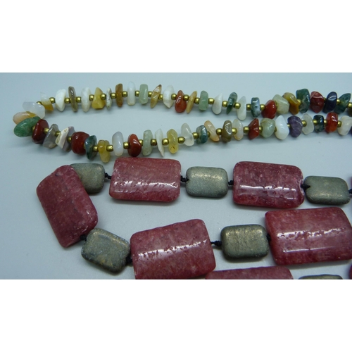 1051 - Two hardstone bead necklets