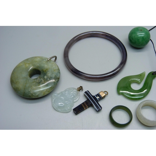 1054 - Assorted hardstone pendants, etc.