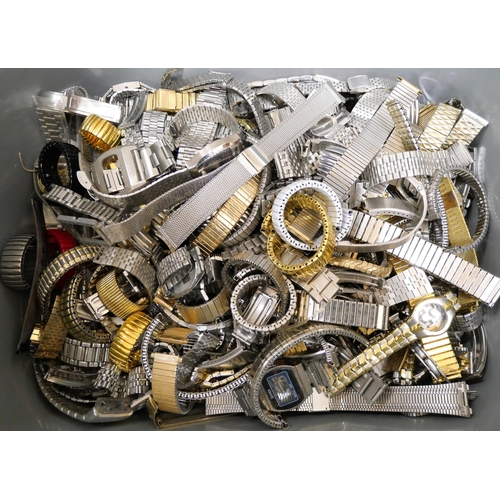 1061 - A tub of wristwatch bracelets and case parts **PLEASE NOTE THIS LOT IS NOT ELIGIBLE FOR POSTING AND ... 