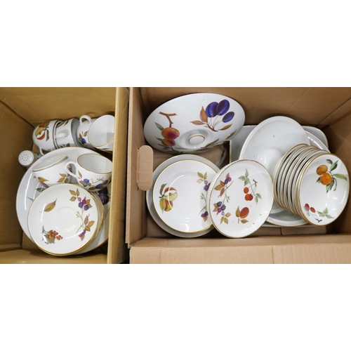 1068 - Two boxes of Royal Worcester Evesham oven to table wares **PLEASE NOTE THIS LOT IS NOT ELIGIBLE FOR ... 