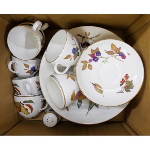 1068 - Two boxes of Royal Worcester Evesham oven to table wares **PLEASE NOTE THIS LOT IS NOT ELIGIBLE FOR ... 