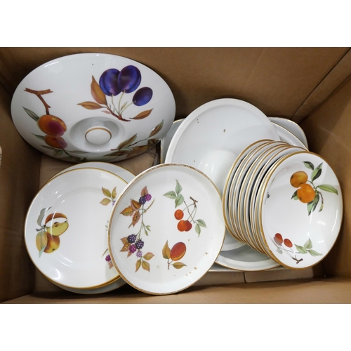 1068 - Two boxes of Royal Worcester Evesham oven to table wares **PLEASE NOTE THIS LOT IS NOT ELIGIBLE FOR ... 