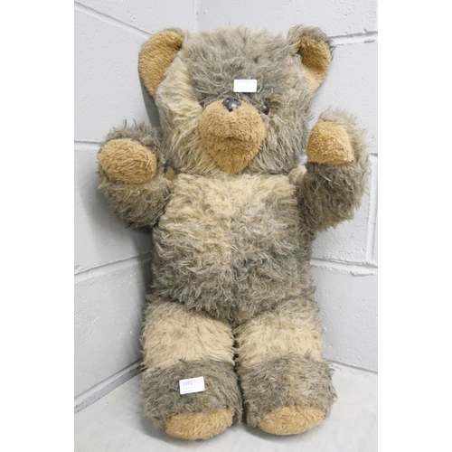 1070 - A large Teddy bear, Le Fray