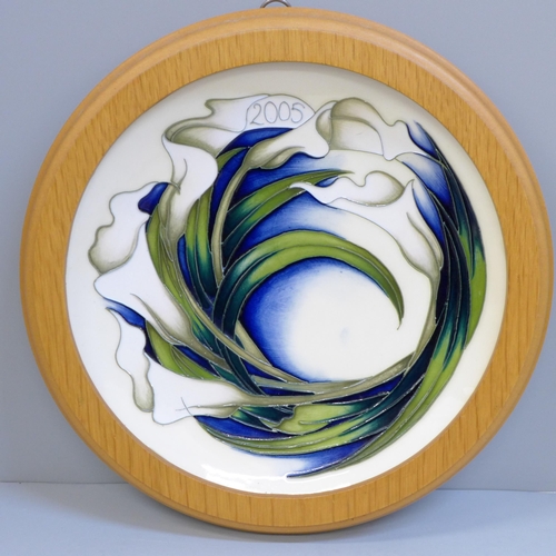 605 - A Moorcroft Lilies charger, 2005 trial piece, framed