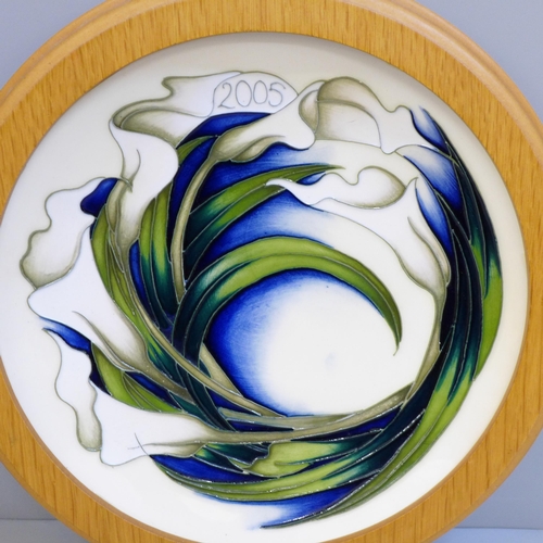 605 - A Moorcroft Lilies charger, 2005 trial piece, framed