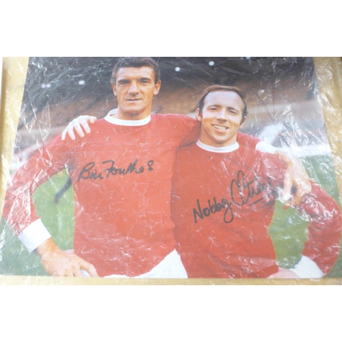 612A - Manchester United memorabilia including original scarf, autographed photographs of David Beckham, Ni... 