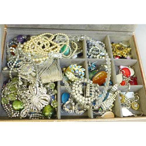 614 - A box of costume jewellery