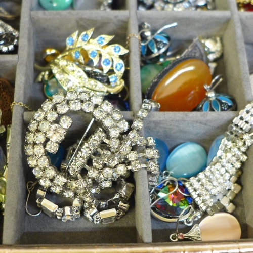 614 - A box of costume jewellery