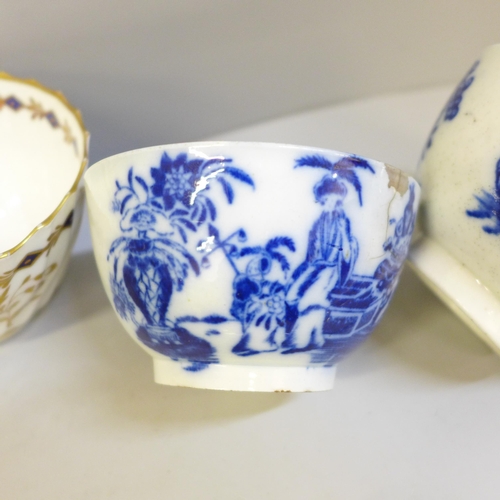 618 - Two Georgian blue and white tea bowls and saucers, circa 1780s, one a/f, three Georgian Worcester cu... 