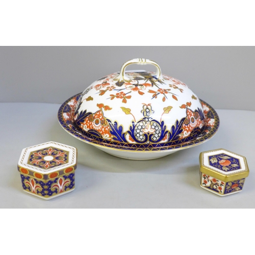 621 - A Royal Crown Derby Imari muffin dish and cover and two small hexagonal trinket boxes