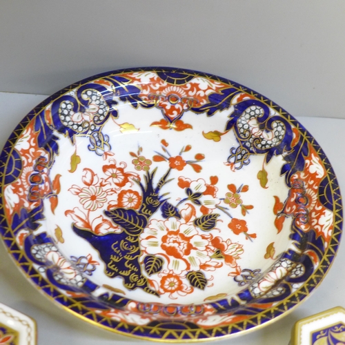 621 - A Royal Crown Derby Imari muffin dish and cover and two small hexagonal trinket boxes