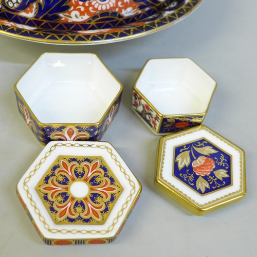 621 - A Royal Crown Derby Imari muffin dish and cover and two small hexagonal trinket boxes