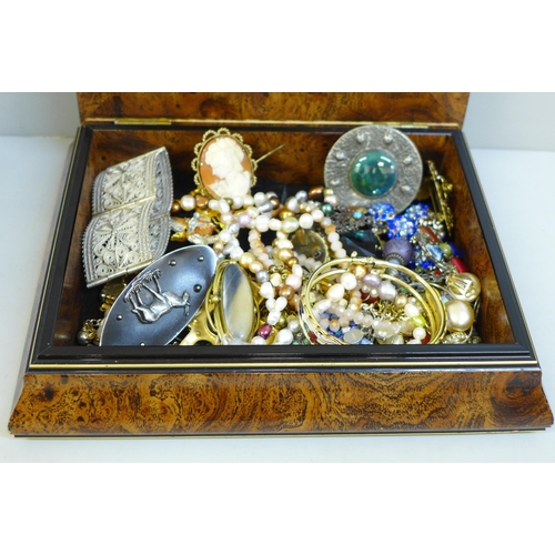 633 - An Art Nouveau style box containing vintage and later costume jewellery