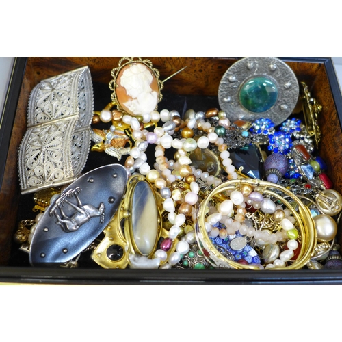 633 - An Art Nouveau style box containing vintage and later costume jewellery