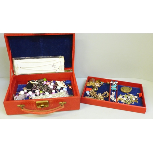 638 - A box of vintage costume jewellery