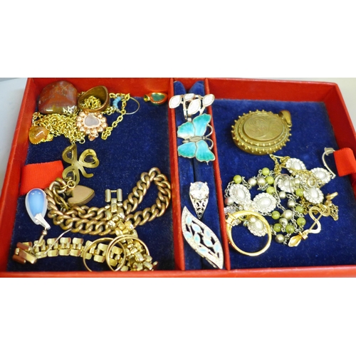 638 - A box of vintage costume jewellery