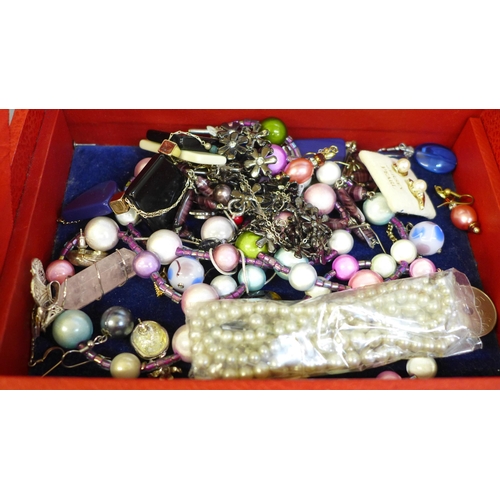 638 - A box of vintage costume jewellery