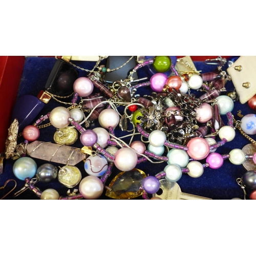 638 - A box of vintage costume jewellery