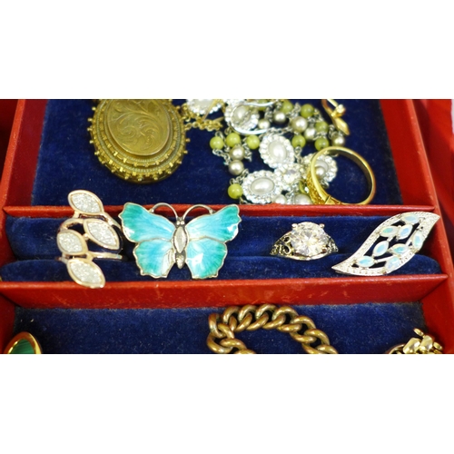 638 - A box of vintage costume jewellery