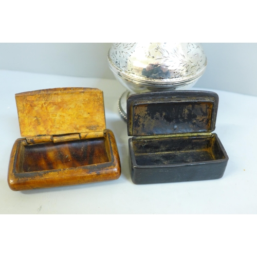 639 - Four snuff boxes and a plated shaker