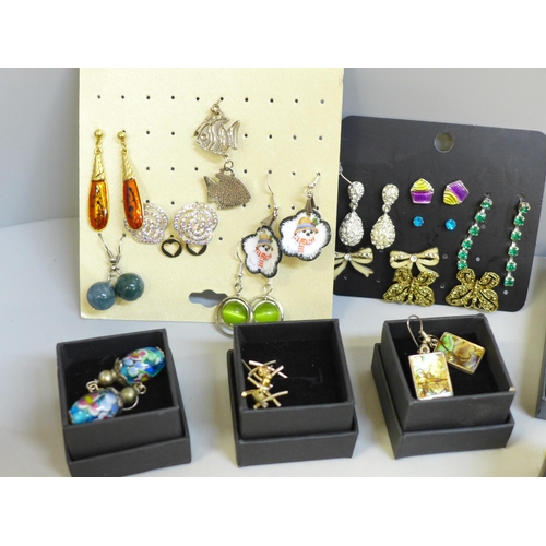 646 - Twenty-two pairs of earrings