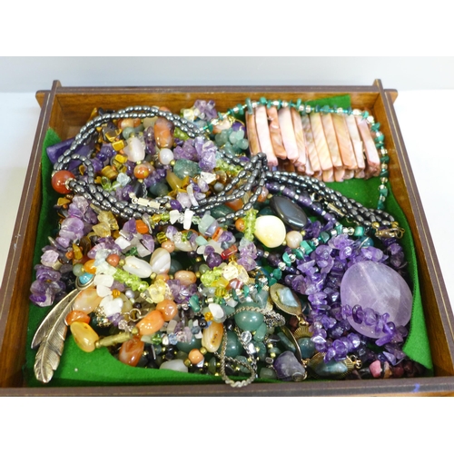 647 - Semi-precious stone jewellery; sixteen bracelets and nine necklaces