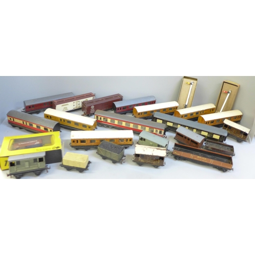 655 - Assorted 00 gauge model rail including Trix and two signals