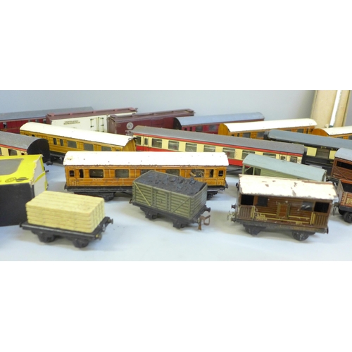 655 - Assorted 00 gauge model rail including Trix and two signals