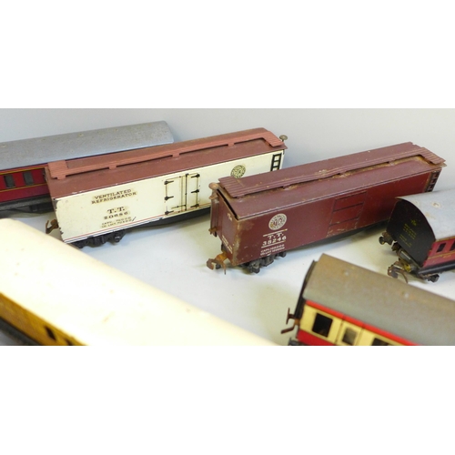 655 - Assorted 00 gauge model rail including Trix and two signals