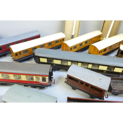 655 - Assorted 00 gauge model rail including Trix and two signals