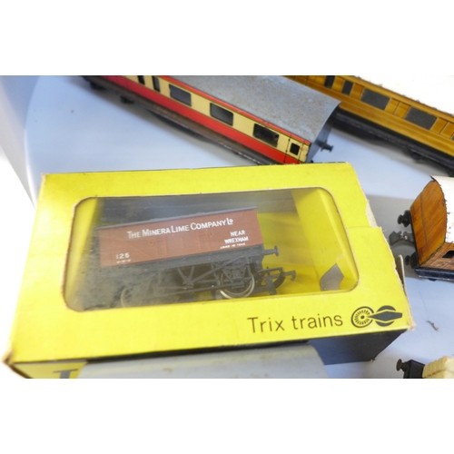 655 - Assorted 00 gauge model rail including Trix and two signals