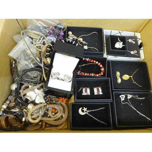 658 - Boxed and loose costume jewellery