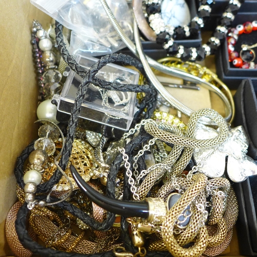 658 - Boxed and loose costume jewellery