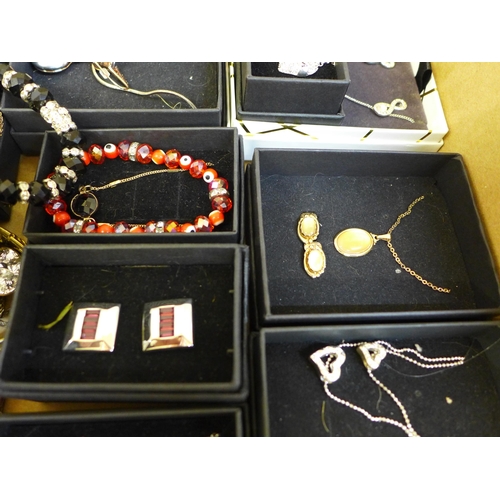 658 - Boxed and loose costume jewellery