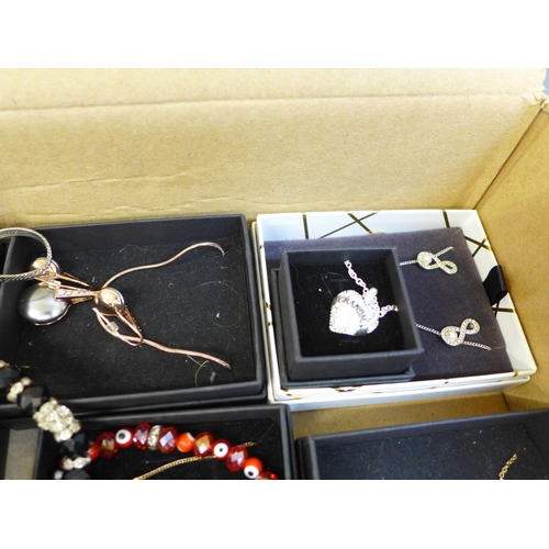 658 - Boxed and loose costume jewellery