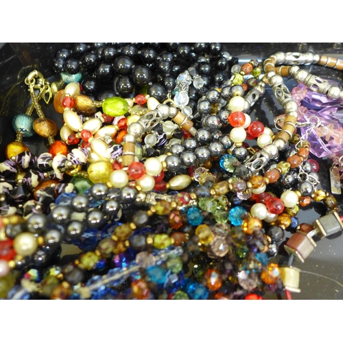 662 - Bead necklets