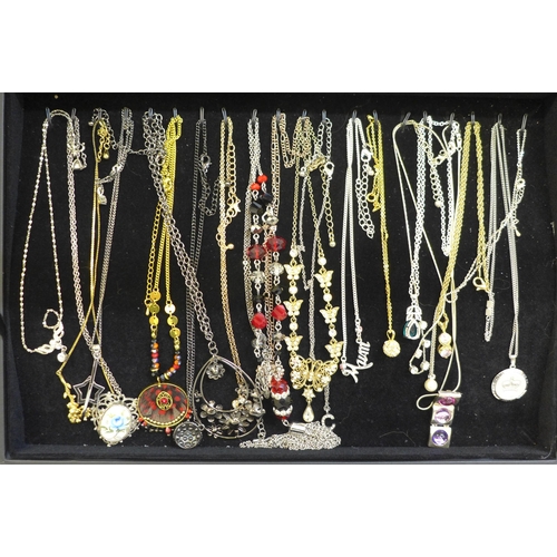 669 - A case of twenty necklaces